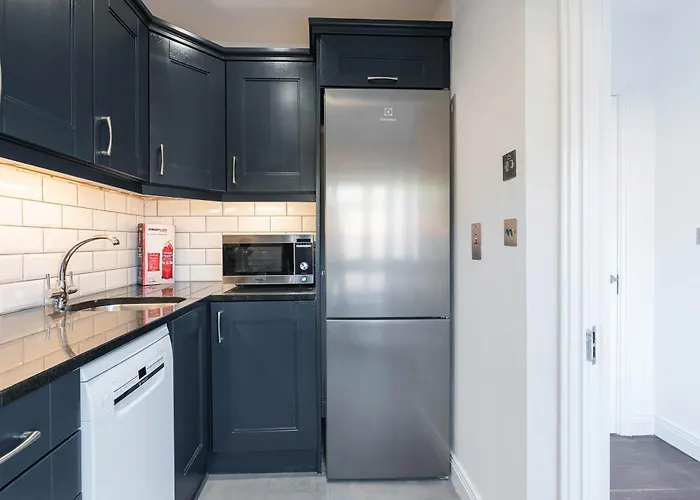 Dean Swift Square By At