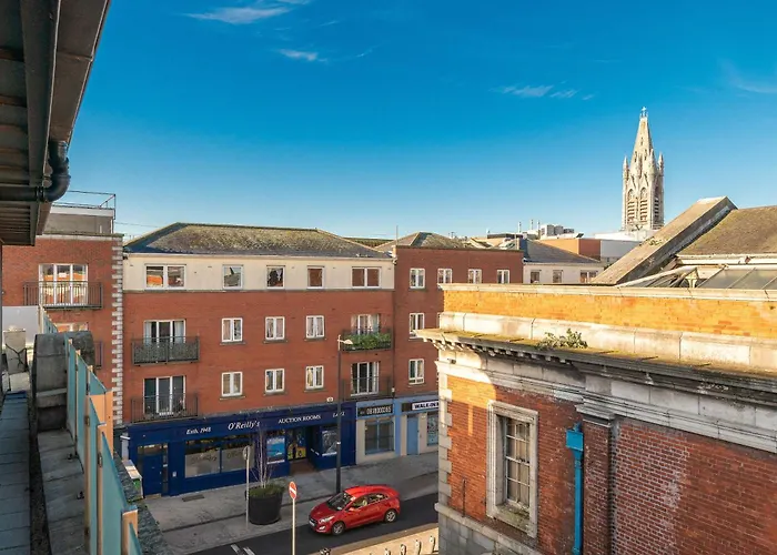 Dean Swift Square By At