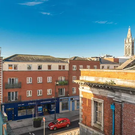 Dean Swift Square By At