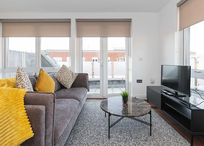 Dean Swift Square By At